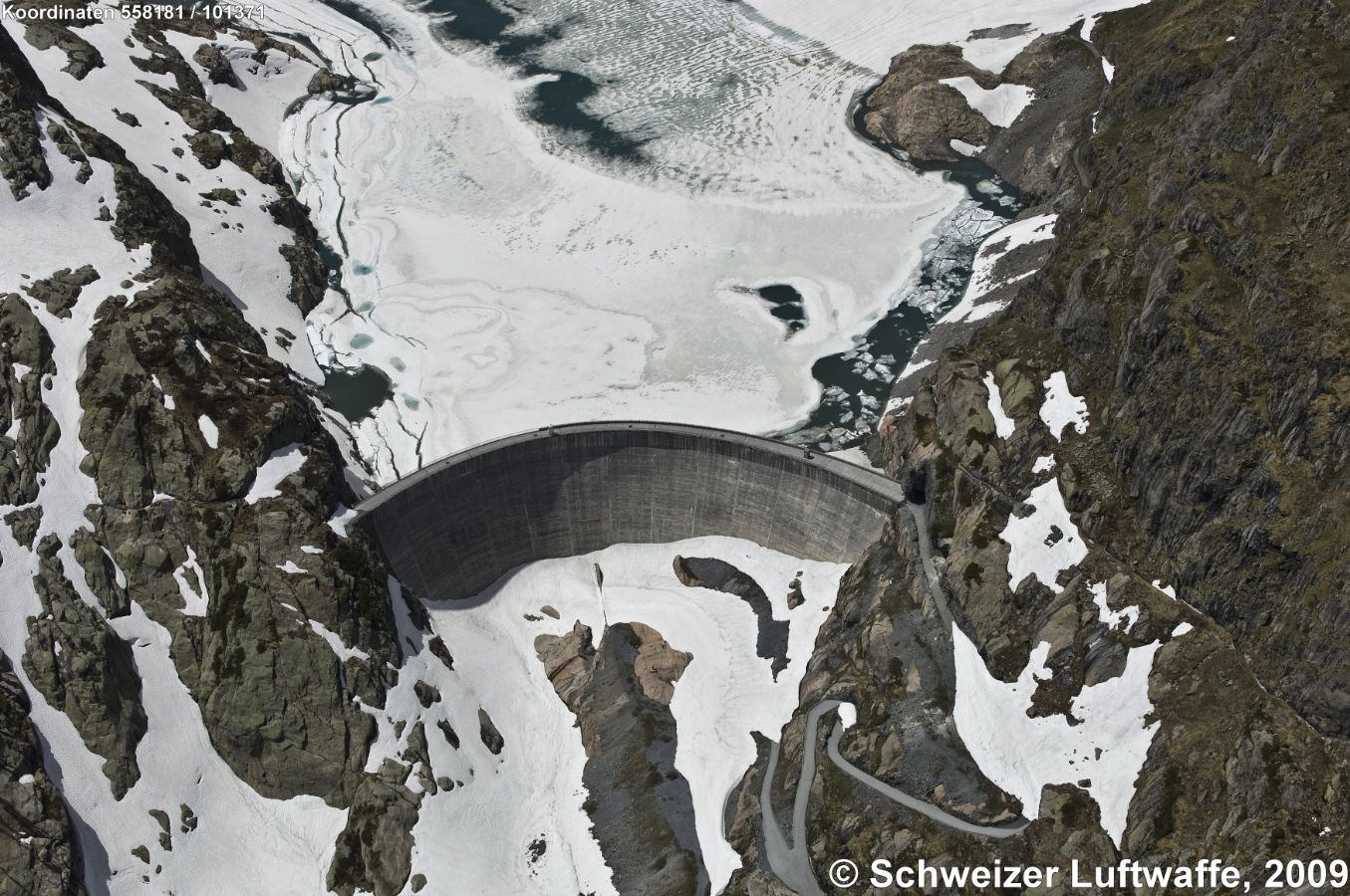Lac du Vieux Emosson (Nant de Drance); der zugefrorene See im Wintertiefstand